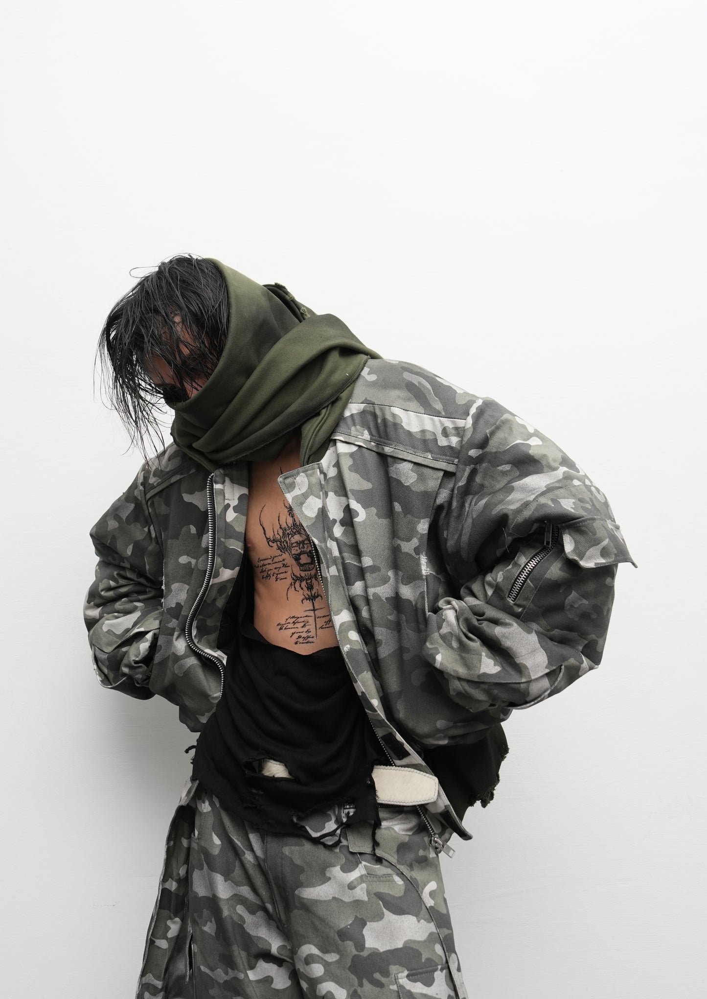 CN32 SCARF DIRTY GREEN CAMO BOMBER